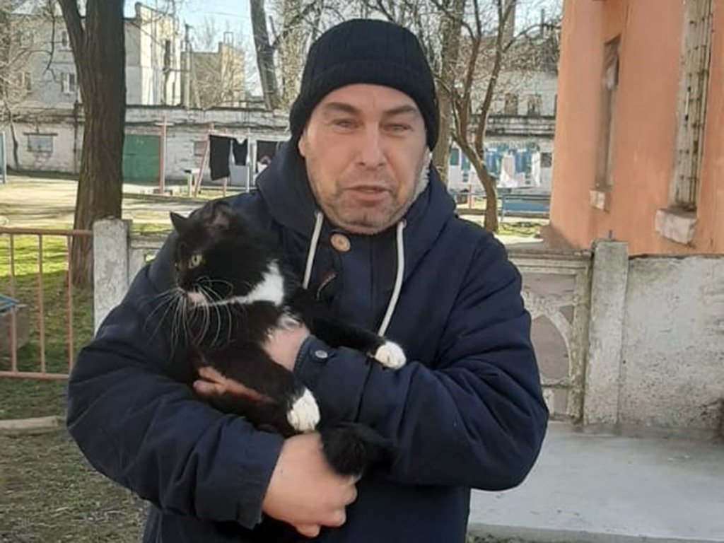 В Днепре спасатели вернули освободили застрявшего на дереве котика и вернули его хозяину В Днепре спасатели вернули освободили застрявшего на дереве котика и вернули его хозяину