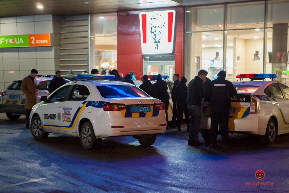 По словам очевидцев, здесь произошел конфликт между двумя компаниями По словам очевидцев, здесь произошел конфликт между двумя компаниями