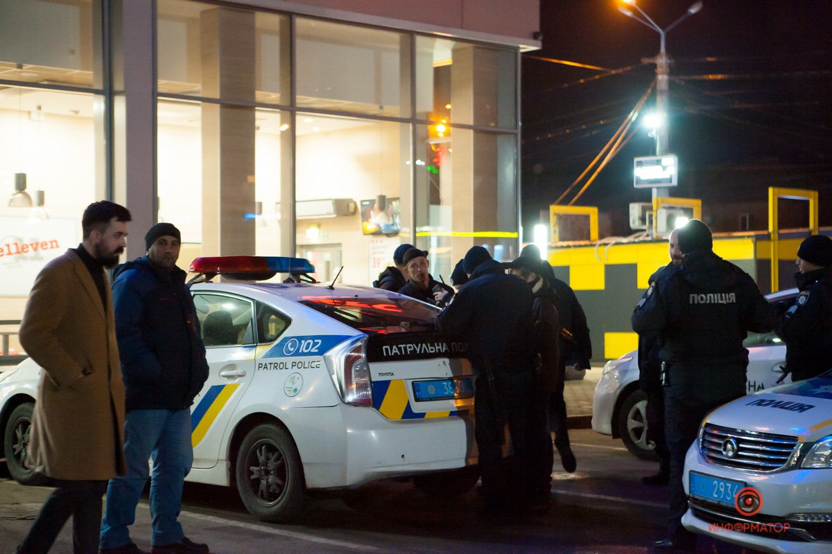 Один из конфликтующих достал сигнальный пистолет и сделал выстрел в воздух Один из конфликтующих достал сигнальный пистолет и сделал выстрел в воздух