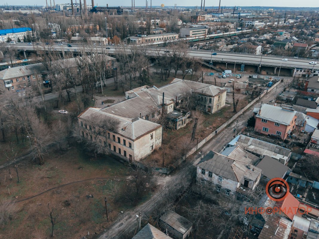 Некоторые части здания разрушаются