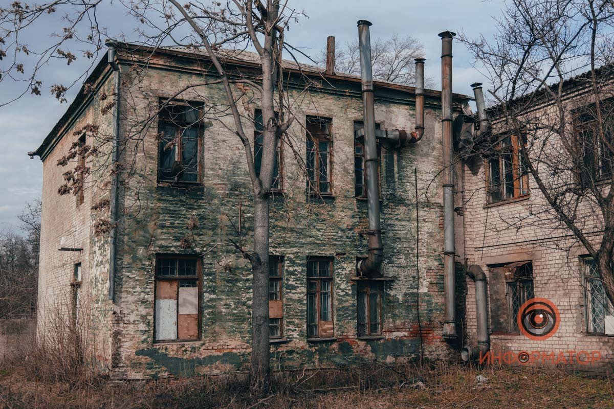 Трубы растут из дома
