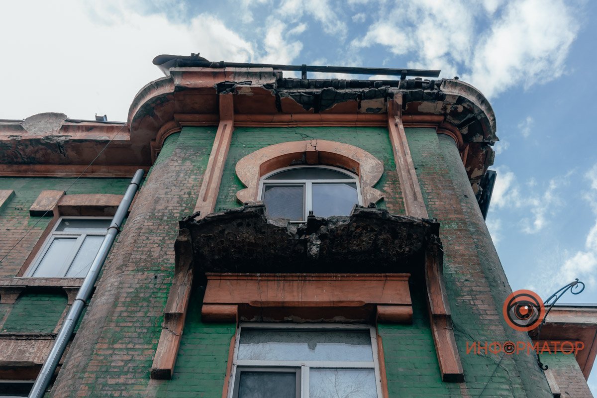 На здании рушатся балконы На здании рушатся балконы