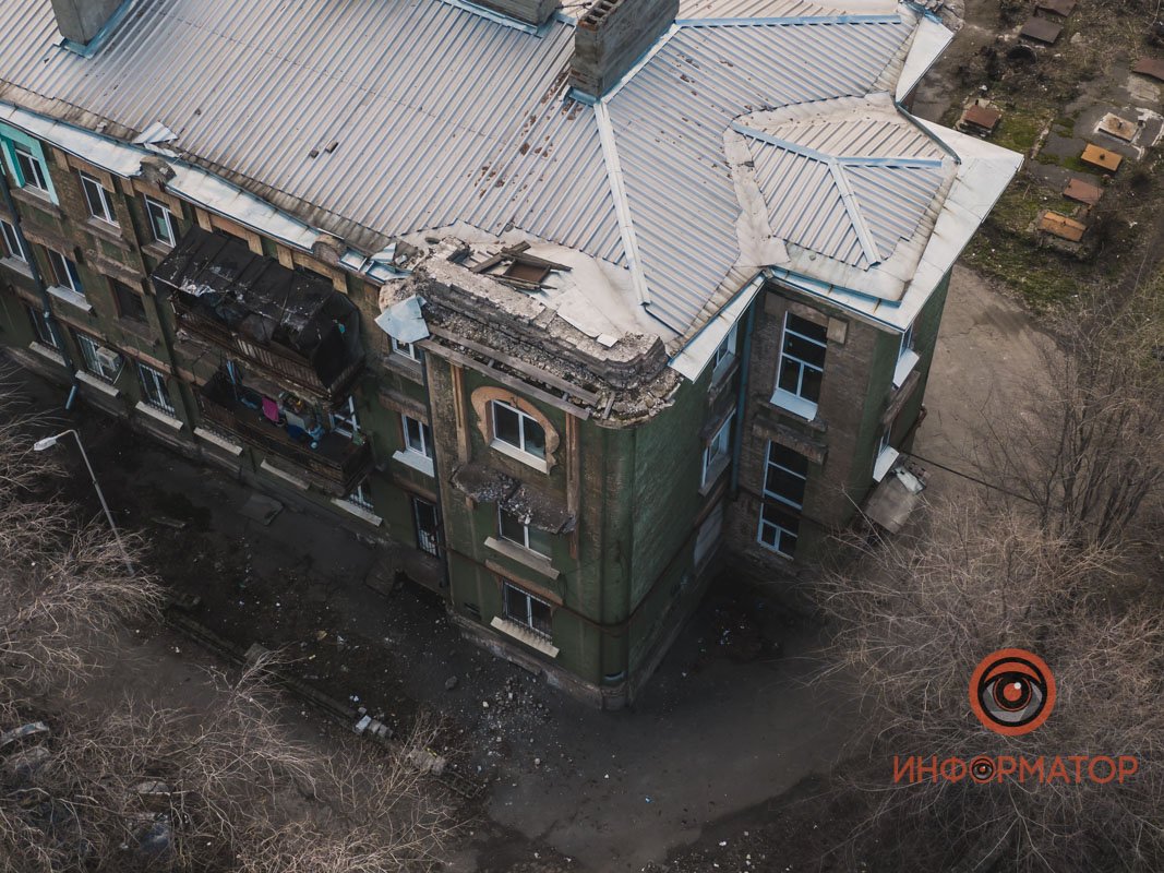 С крыши свисает металлическая пластина С крыши свисает металлическая пластина