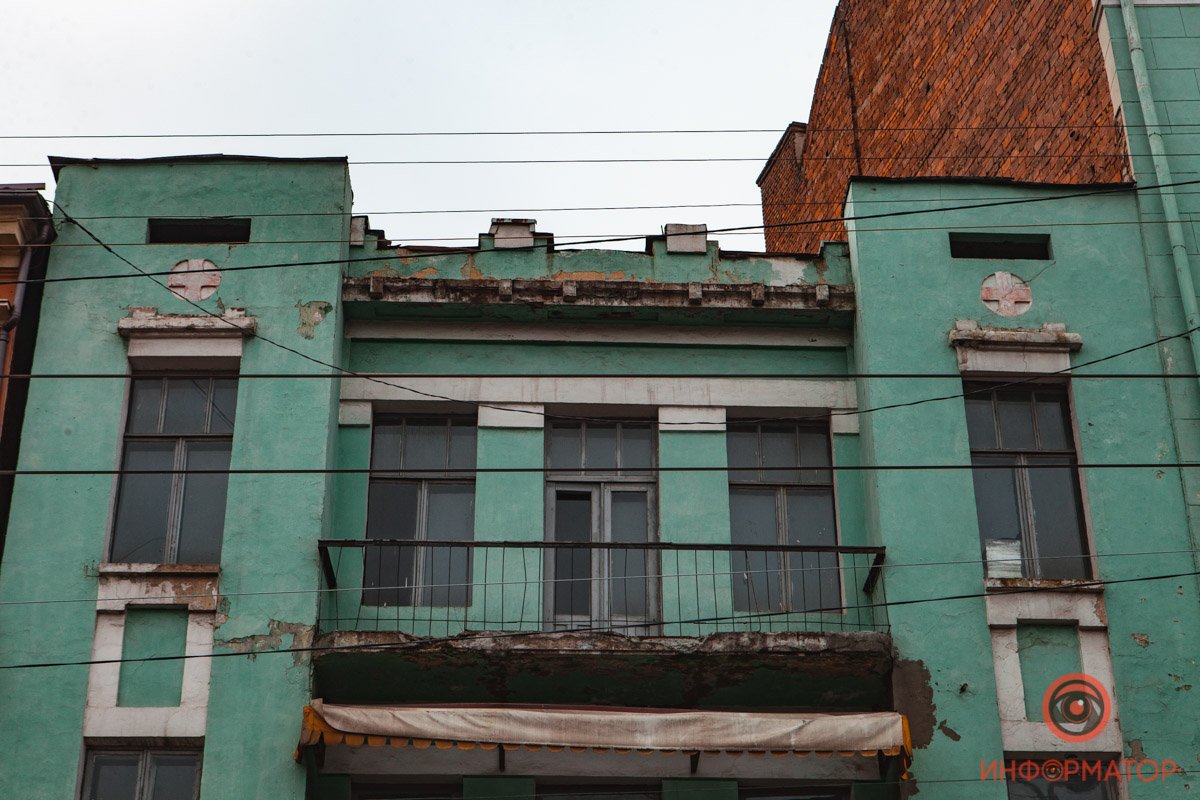 Мы почти уверены, что большинство из вас даже не догадывается, как давно и для чего здесь появились красные кресты