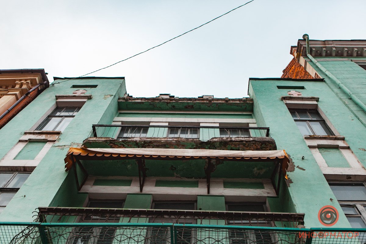 Раньше здесь находилась больница «Скорой помощи», амбулатория, зал собраний, квартира главного врача больницы и несколько квартир низшего персонала