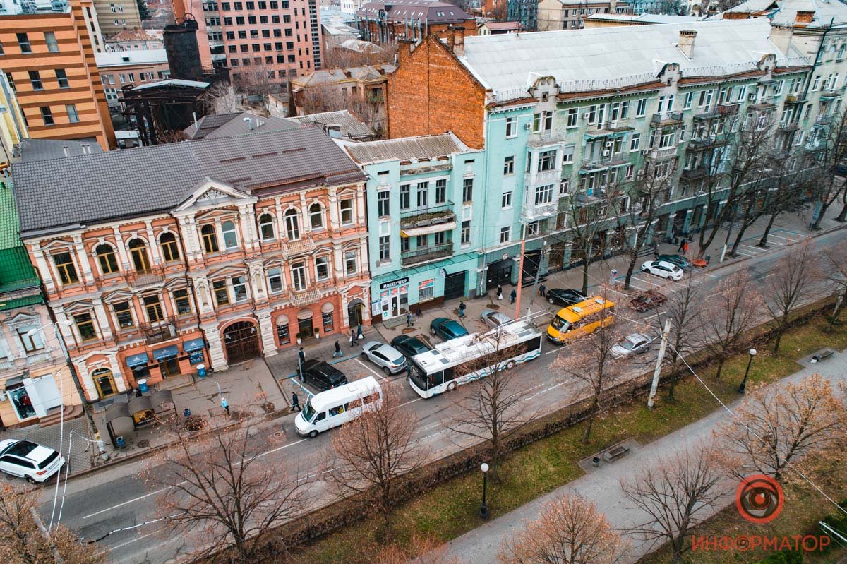 Примерно с 1962-го года о былой роли здания напоминают только красные кресты в декоре главного фасада