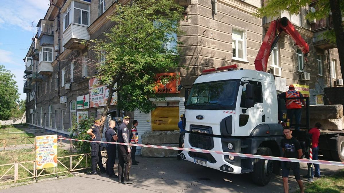 Еще летом прошлого года вход в эту "Вареничную" закрывали таким же способом