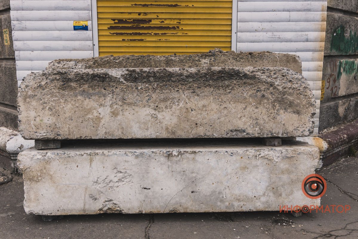 Пока владельцы заведения мирно спали, вход в их кафе забаррикадировали бетонными блоками