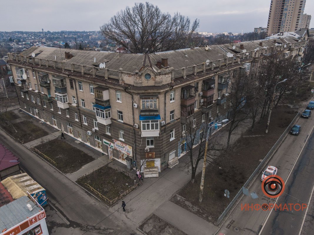 Заведение находится на углу дома № 172 на улице Рабочей