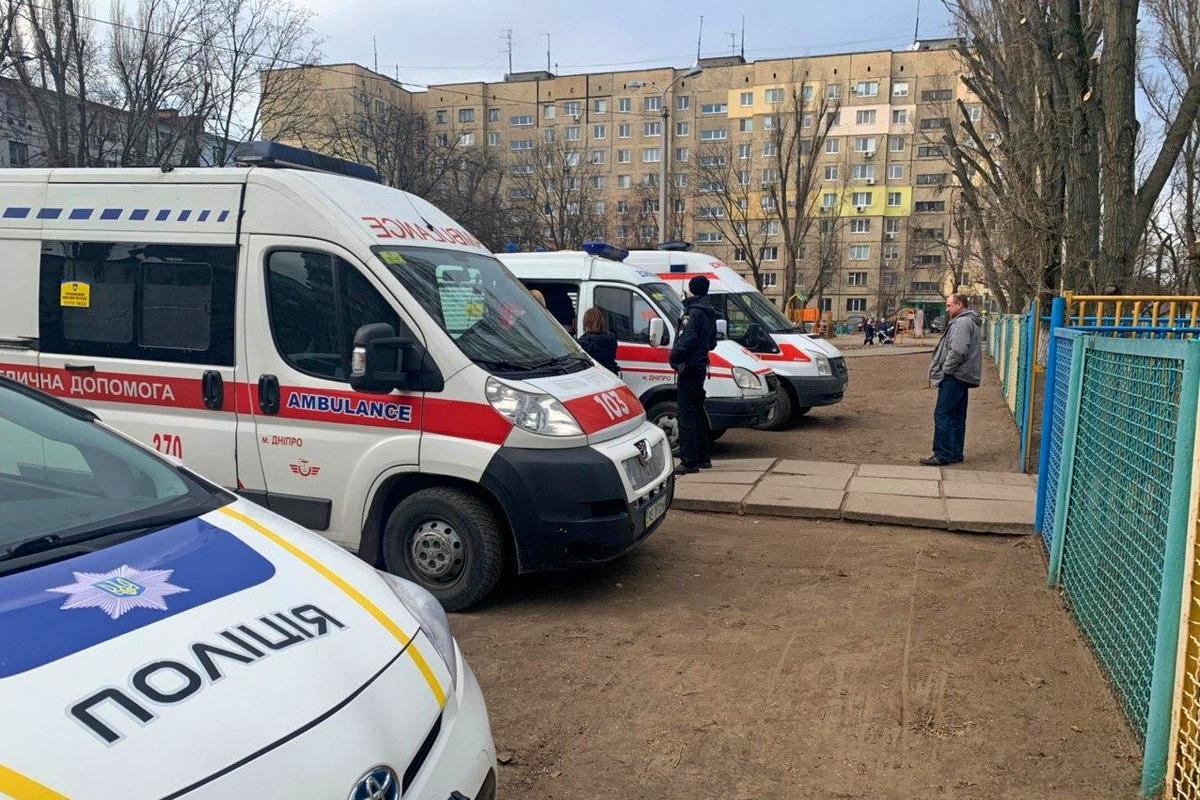 На место происшествие прибыли три бригады скорой помощи и наряд полиции. На место происшествие прибыли три бригады скорой помощи и наряд полиции.