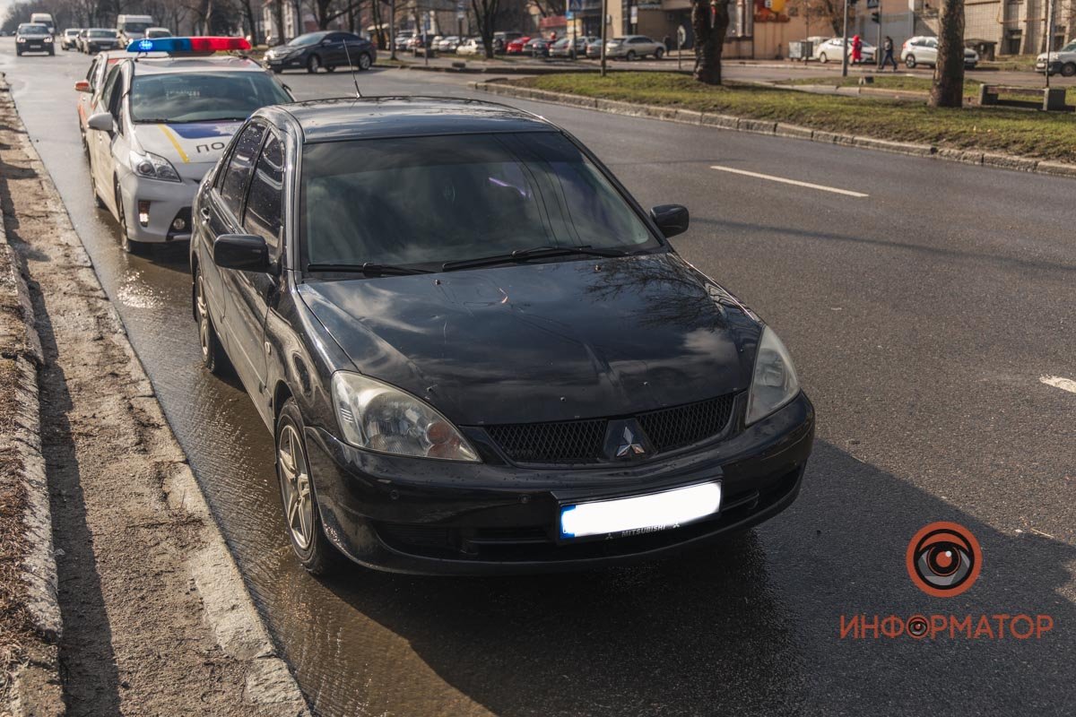 Авария произошла на проспекте Яворницкого за поворотом с улицы Драгоманова