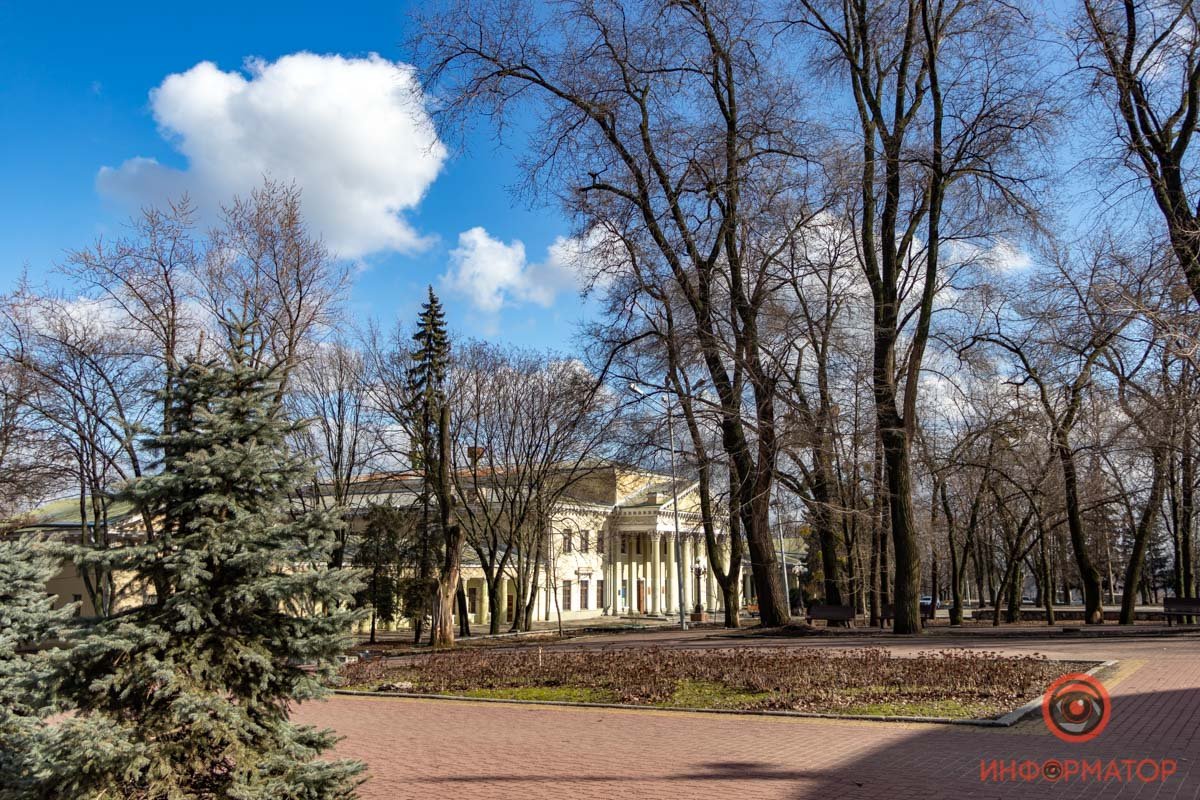 Ну а пока в тускло-зеленых оттенках тут разве что елки Ну а пока в тускло-зеленых оттенках тут разве что елки