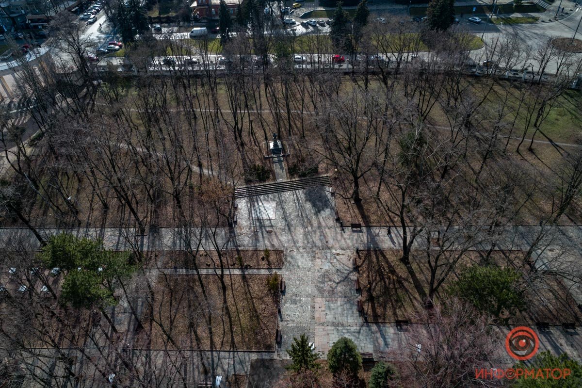 Парк пуст - все на работе и учебе Парк пуст - все на работе и учебе