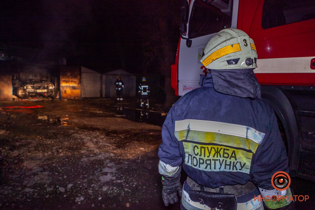 На место оперативно прибыли спасатели, полицейские и экипаж скорой помощи