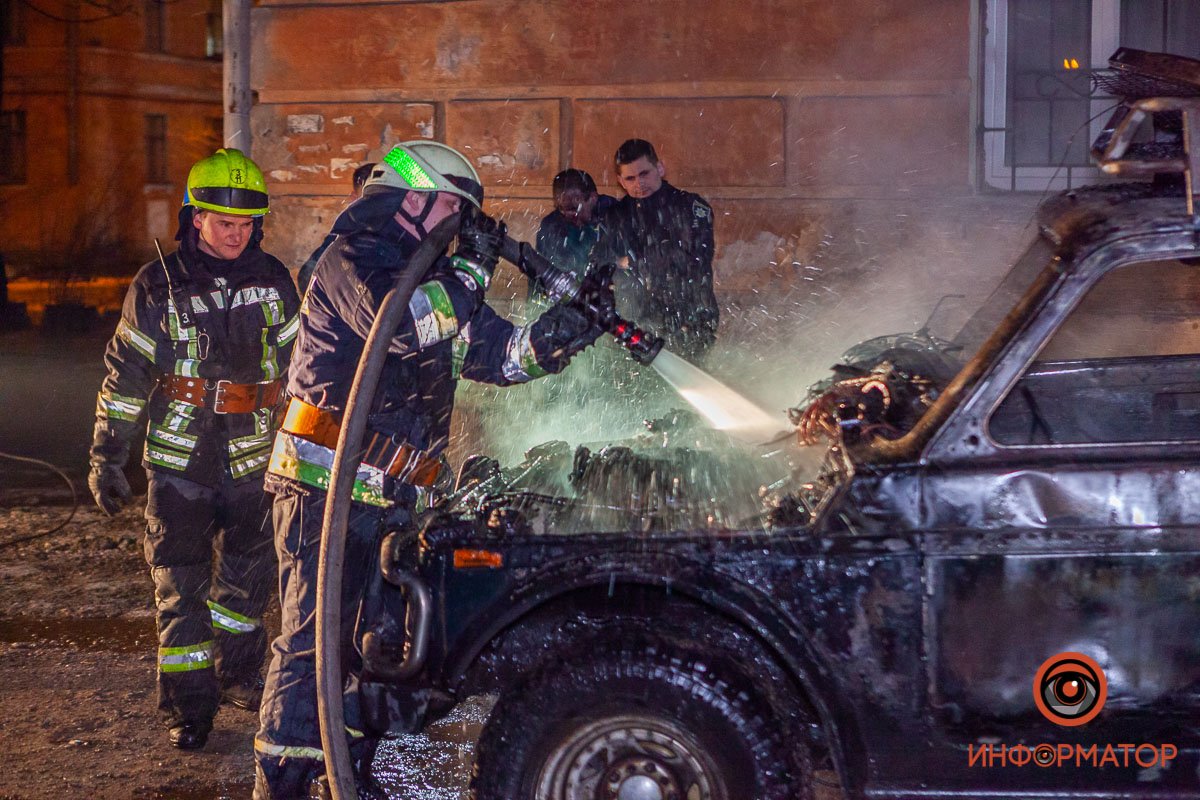 Спасатели вытащили автомобиль из гаража