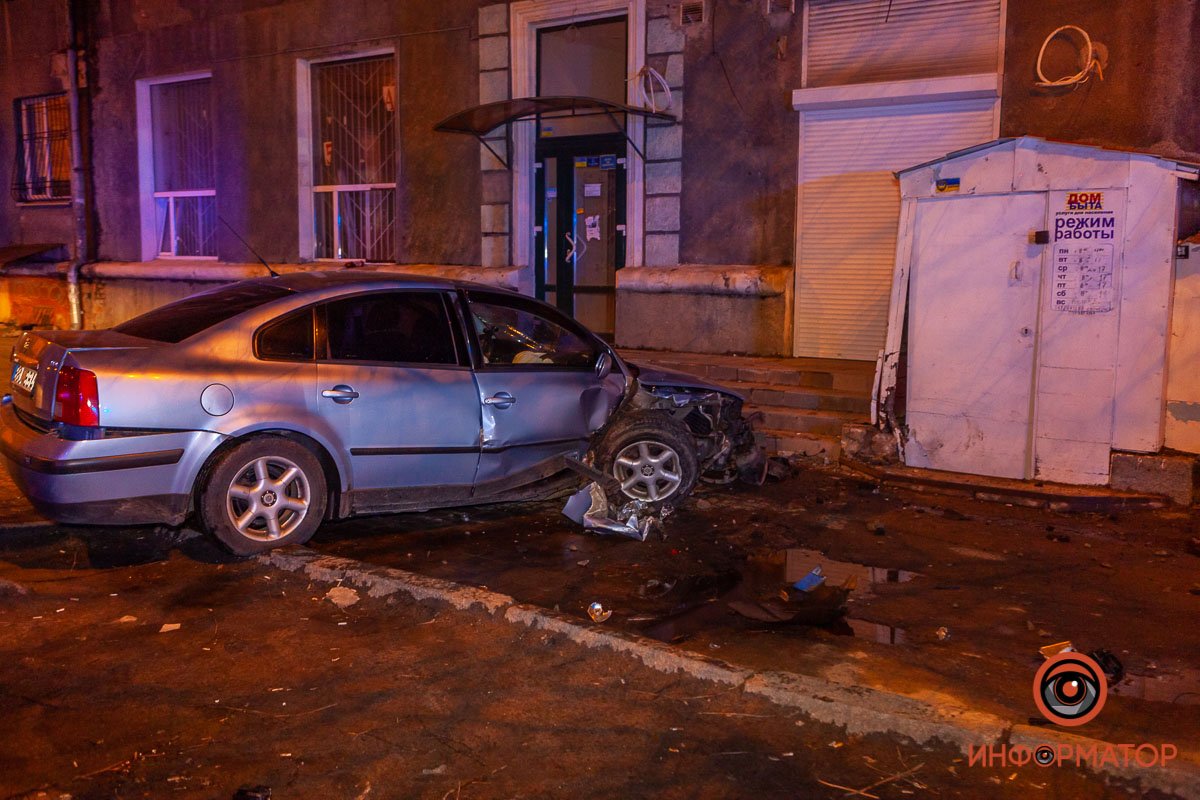 От удара Volkswagen вылетел на тротуар От удара Volkswagen вылетел на тротуар