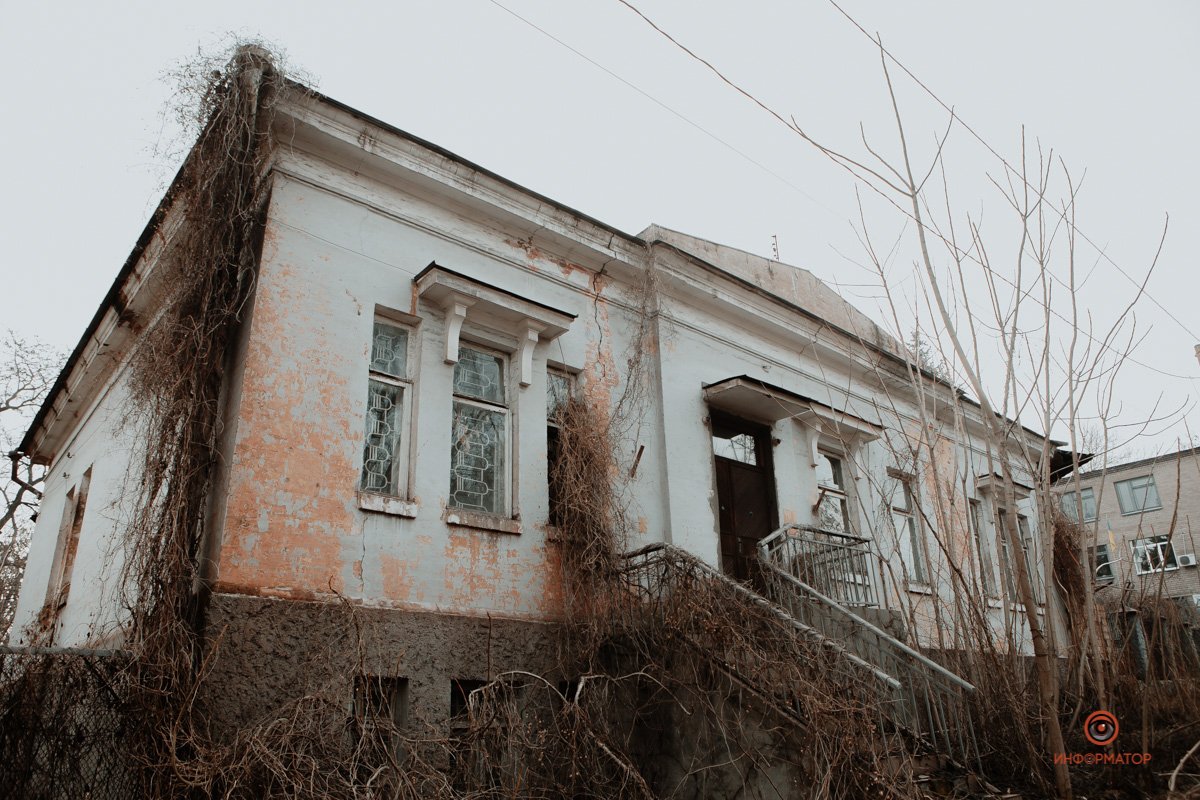 Множество зданий тут пришло в запустение Множество зданий тут пришло в запустение