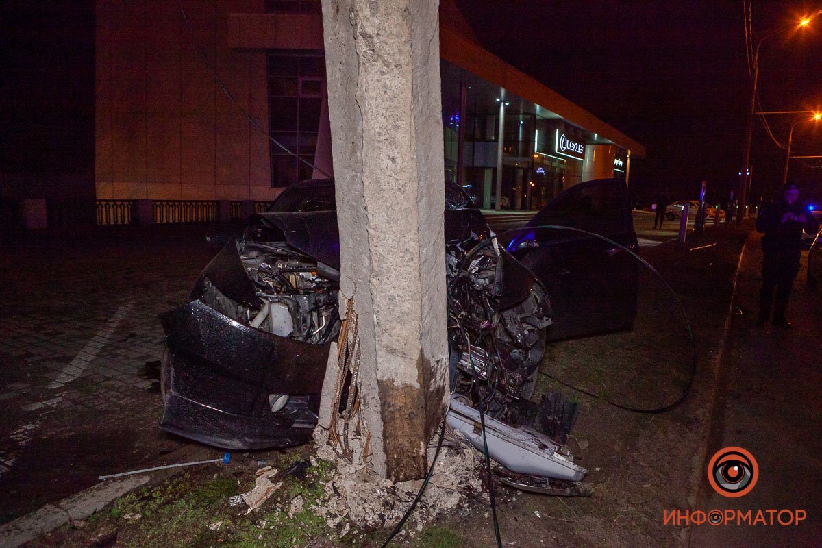 От удара столб накренился От удара столб накренился