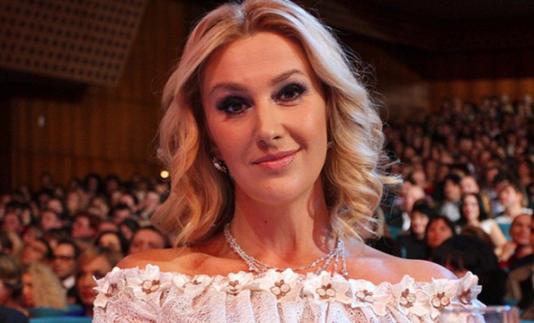 Известная телеведущая Известная телеведущая