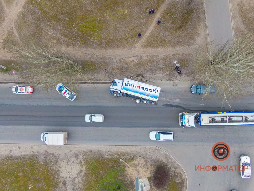 Предварительно, водитель пытался объехать автобус