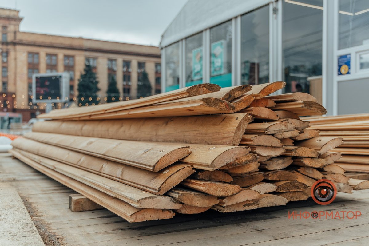 Рабочие сняли доски 