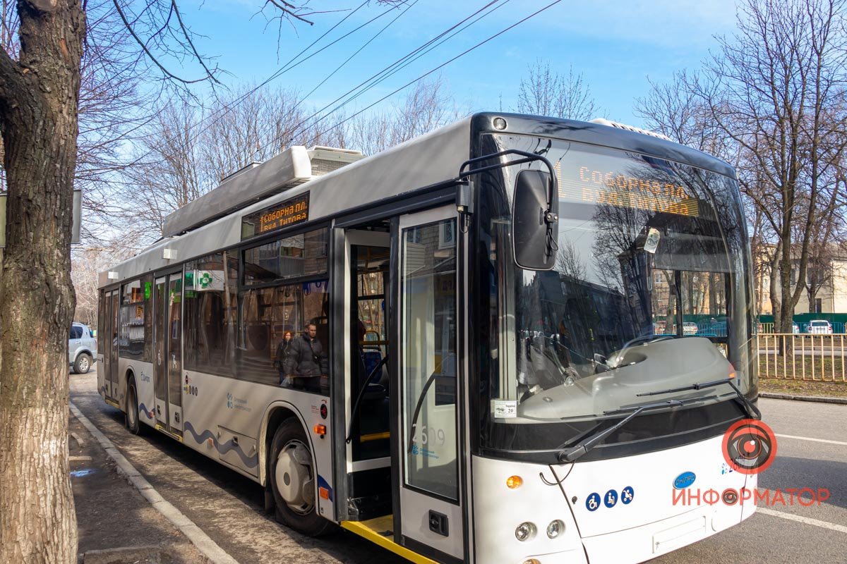 На улице Титова дезинфицировали троллейбус № 1