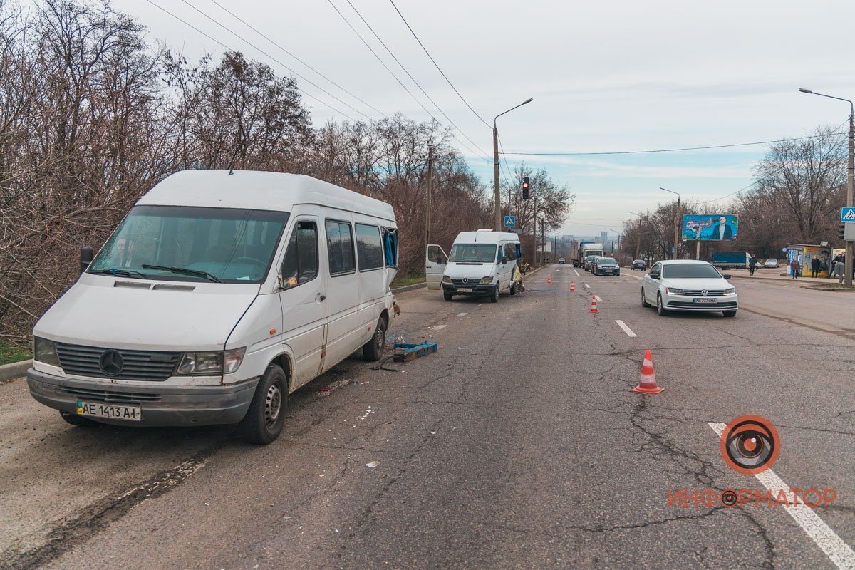Опора крана-манипулятора задела две маршрутки