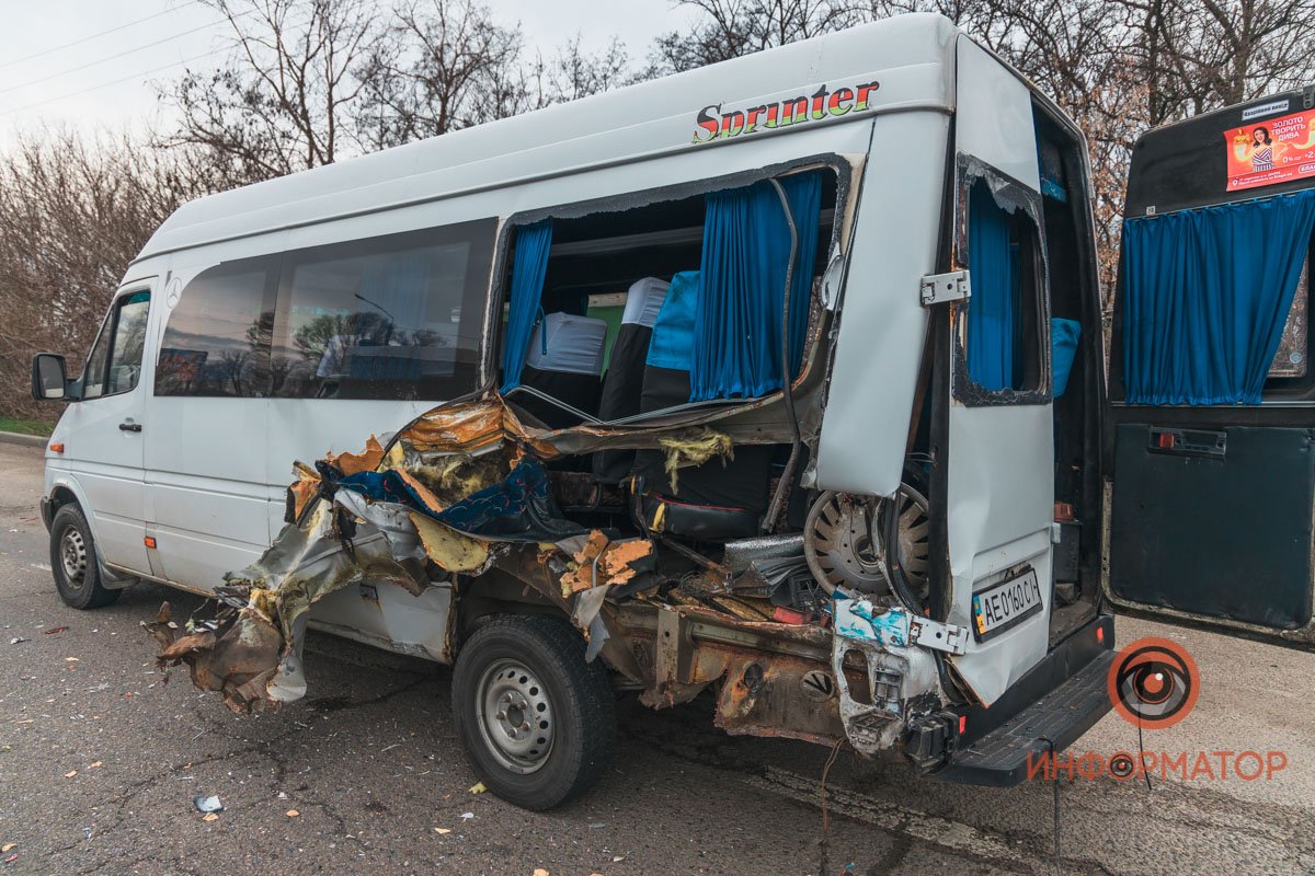 Аутригер буквально распорол кузова маршруток
