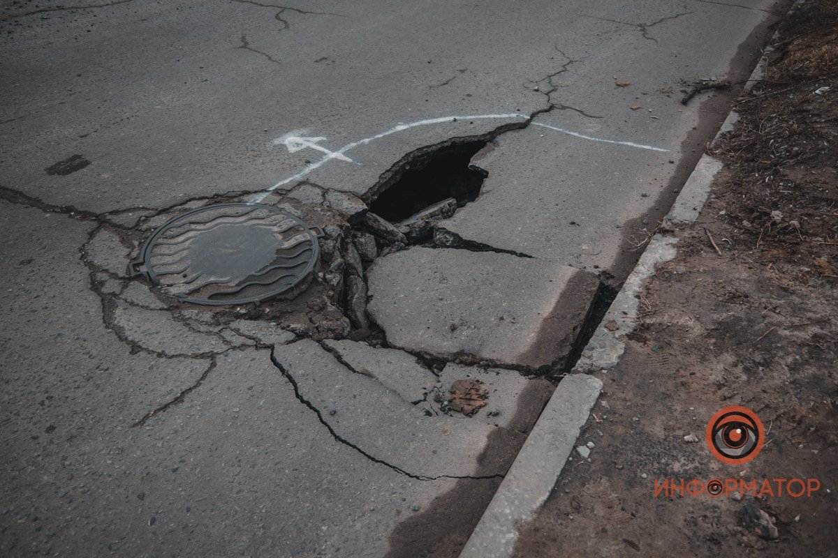 Вероятно, все из-за "пазухи", которая образовалась под дорожным покрытием из-за протечек коллектора