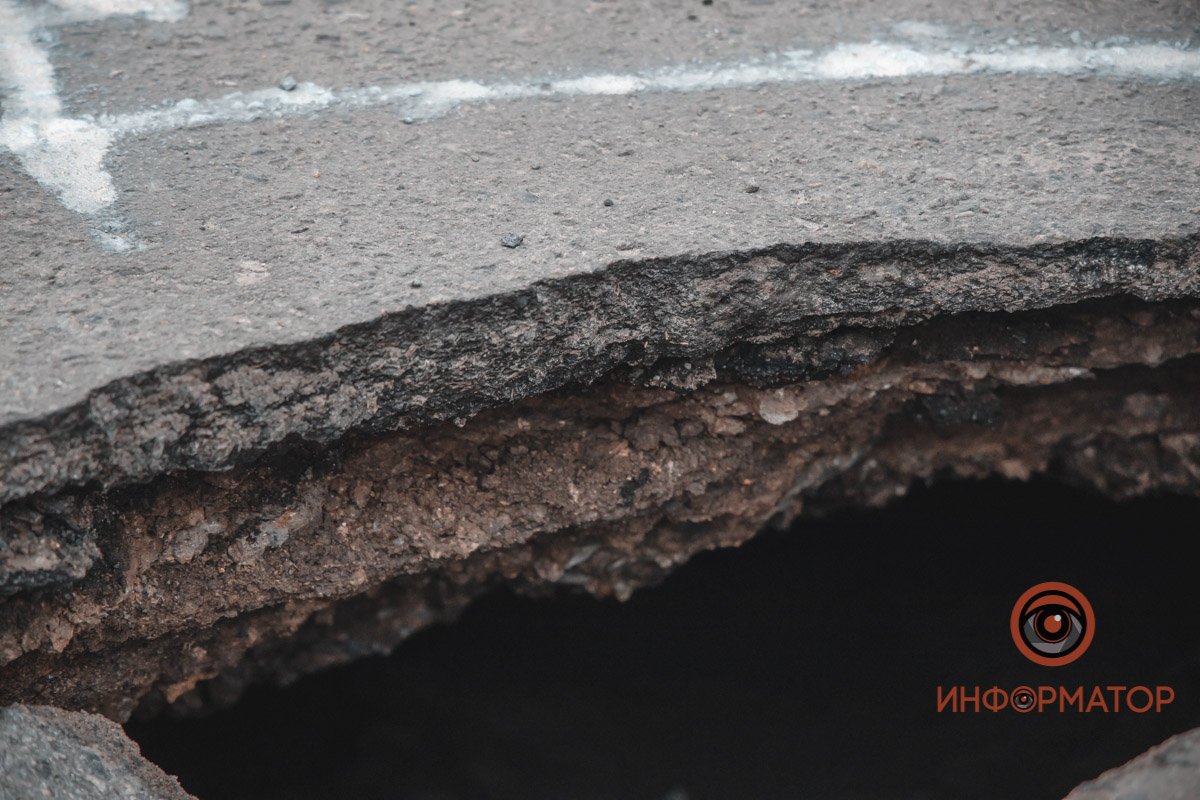 Асфальт провалился в районе дома № 40