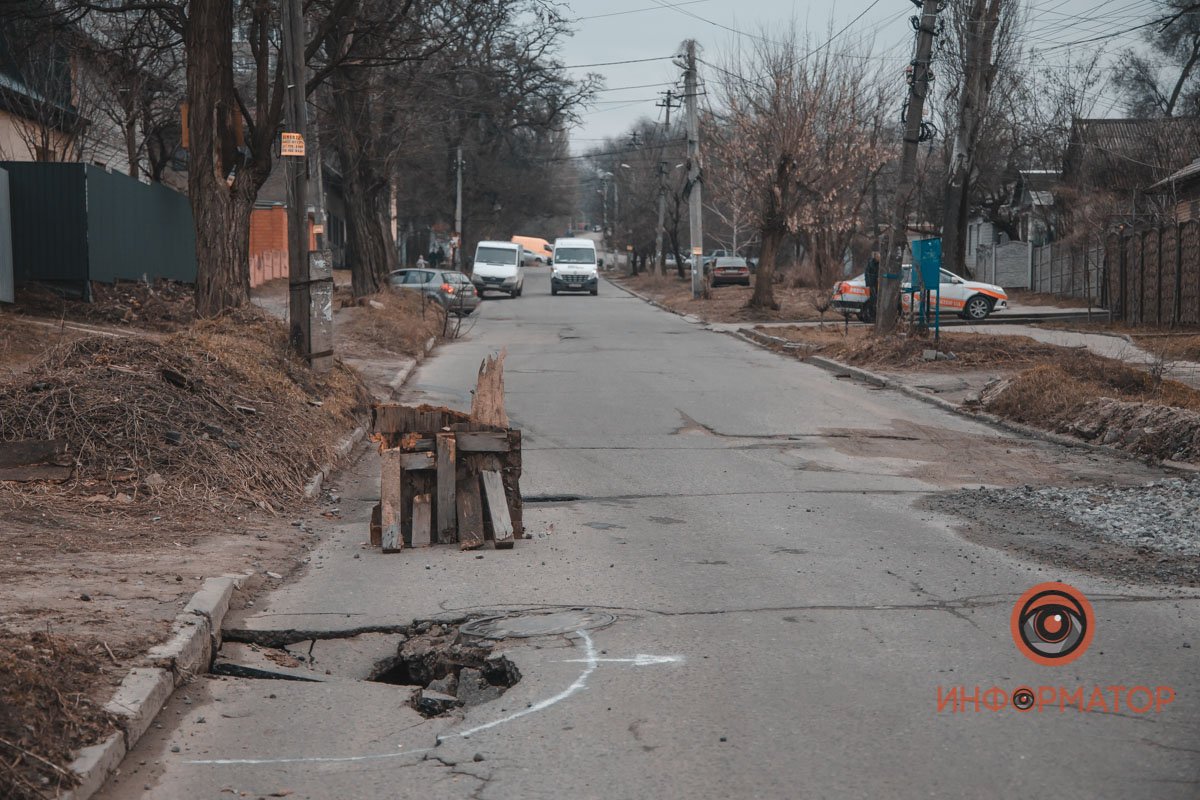 За несколько метров до ямы поставили предупреждающую табличку