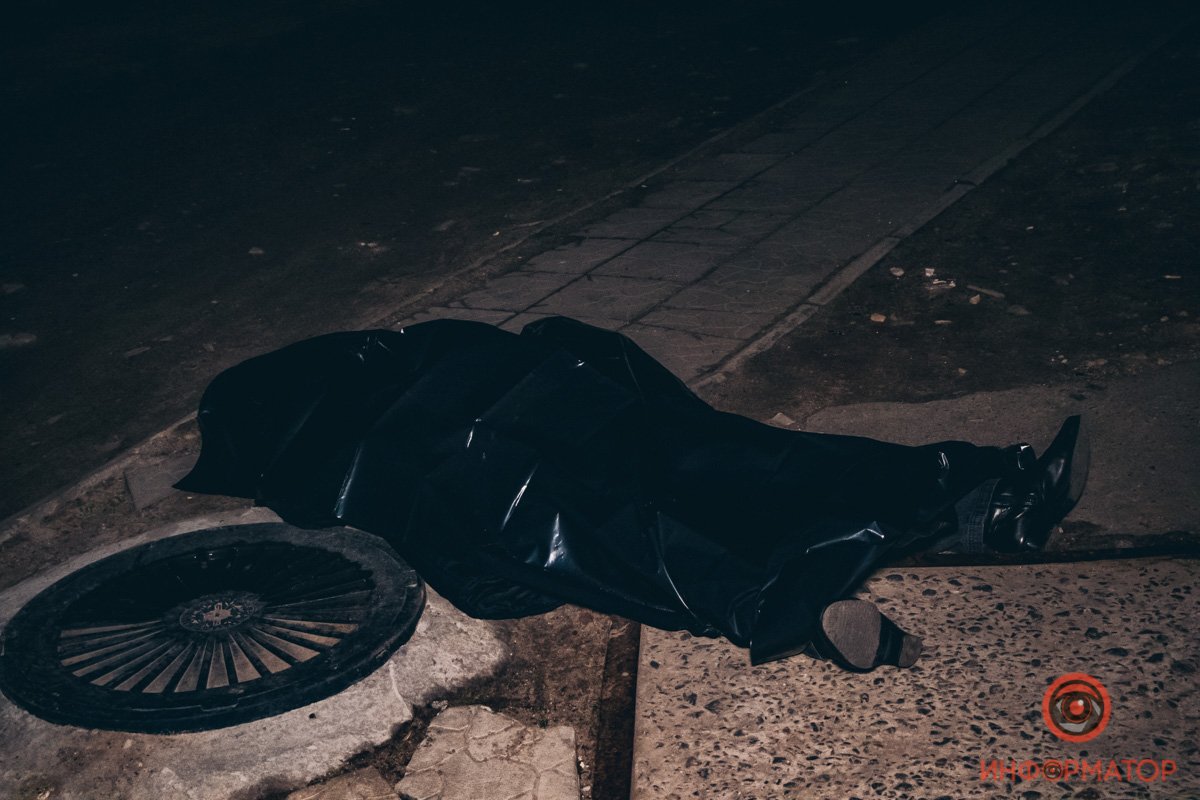 Женщина упала возле дома, в котором жила Женщина упала возле дома, в котором жила