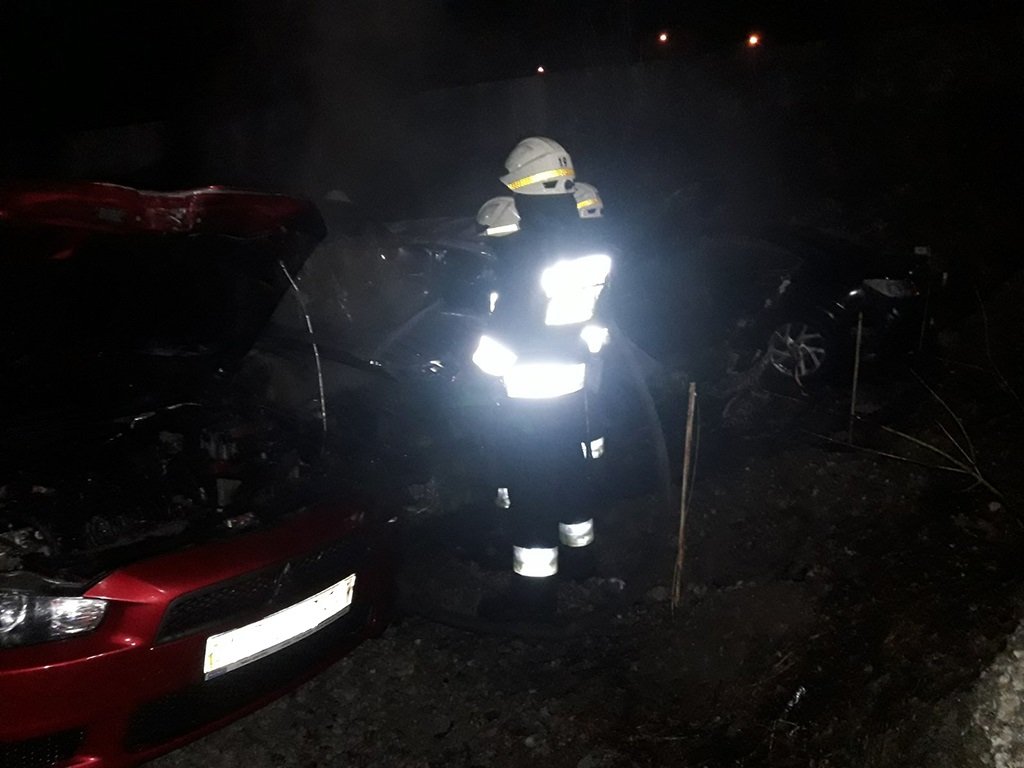 Под Днепром горели 4 автомобиля на стоянке Под Днепром горели 4 автомобиля на стоянке