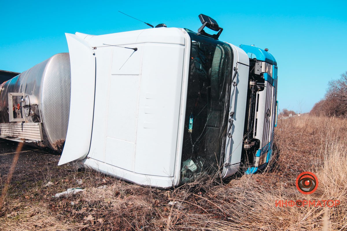 На трассе Днепр-Запорожье перевернулся большегруз
