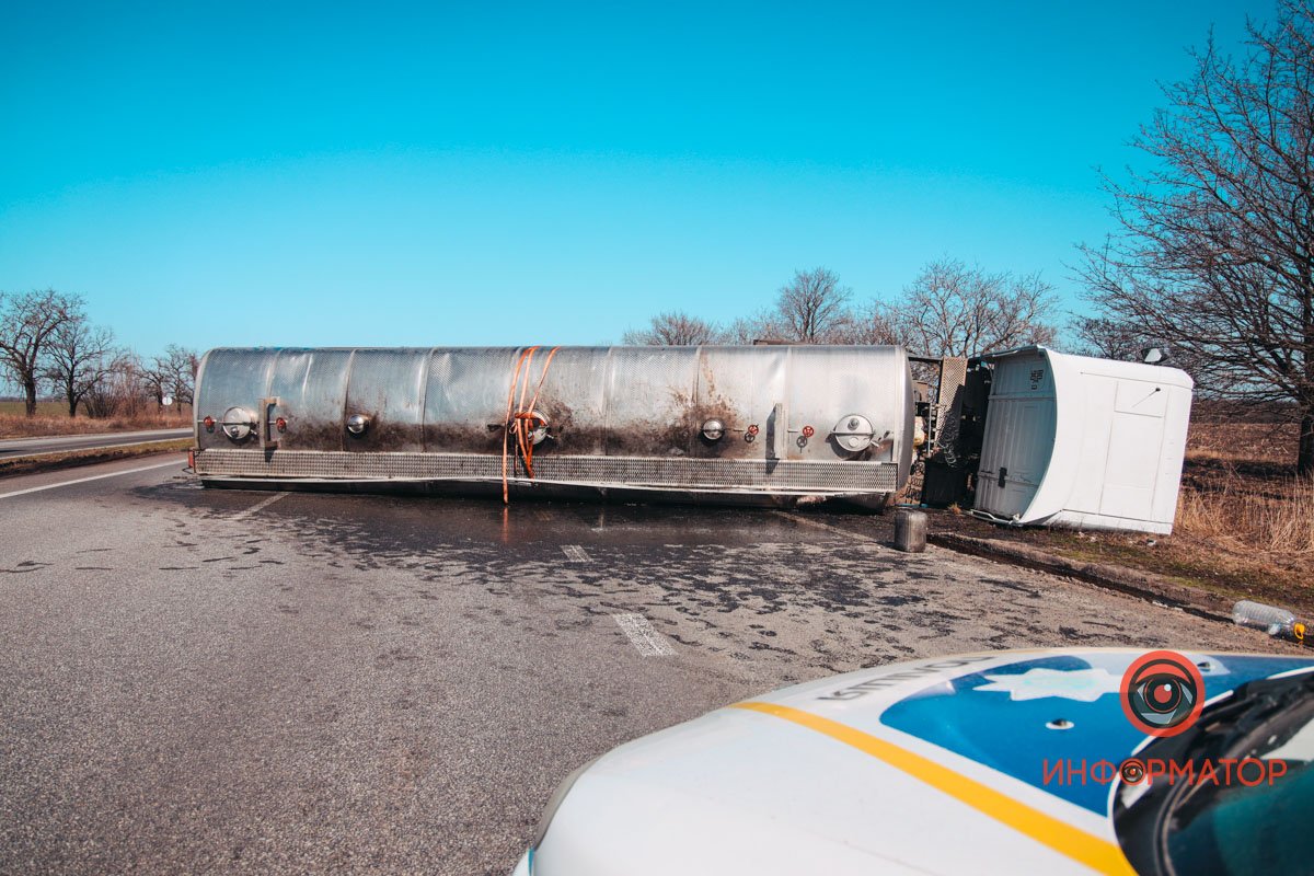 Из бочки на проезжую часть выливается подсолнечное масло