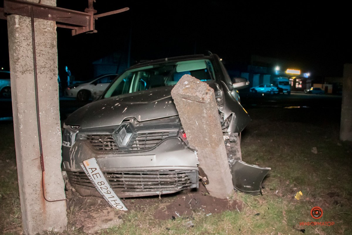 Renault снес столб