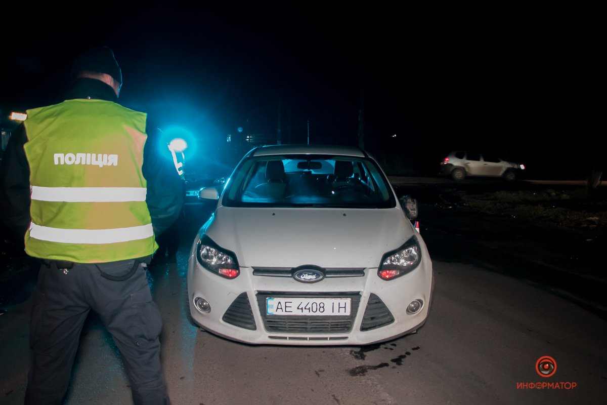 Автомобиль планировал поворот направо