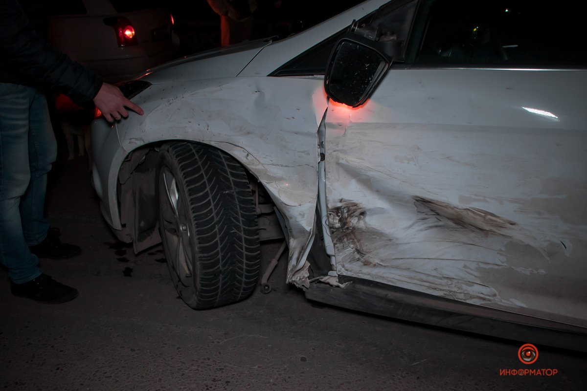 Renault проигнорировал сигнал поворота и въехал в Ford с левой стороны