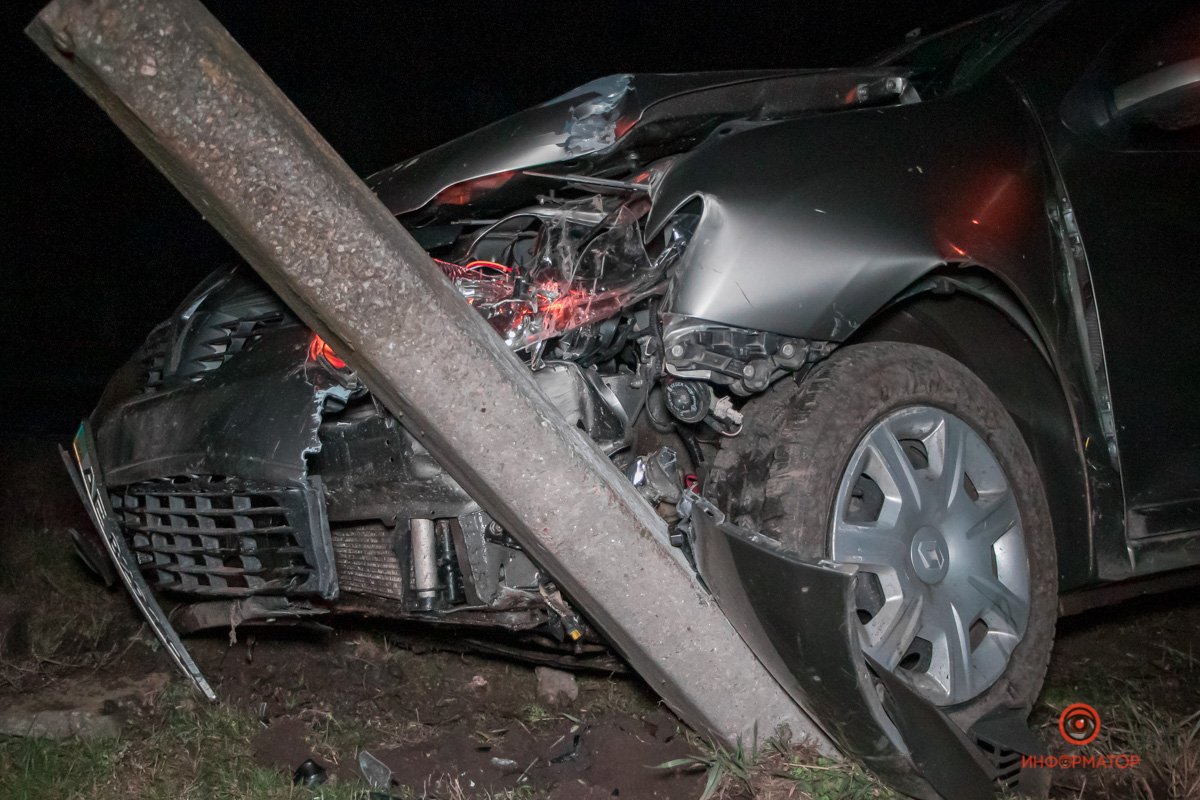 После столкновения Renault въехал в столб