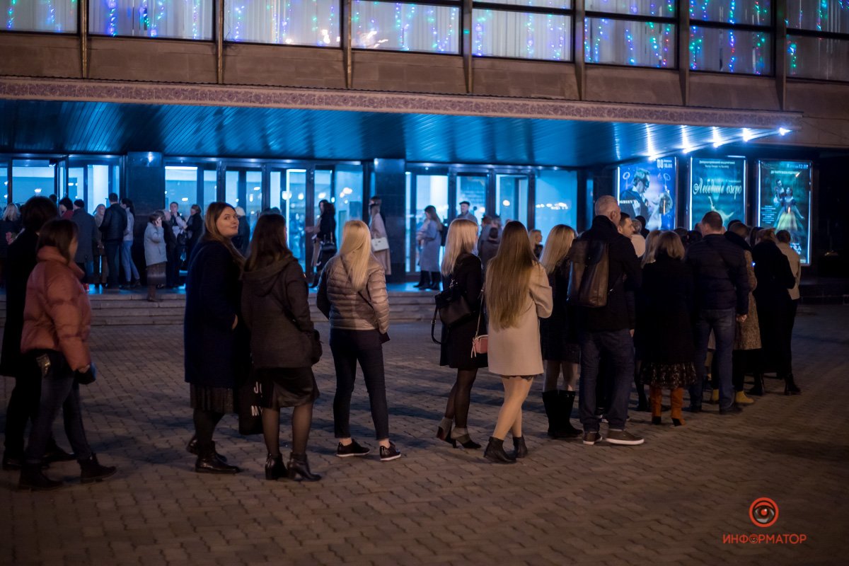 Ожидающая начала концерта публика устроила очередь Ожидающая начала концерта публика устроила очередь