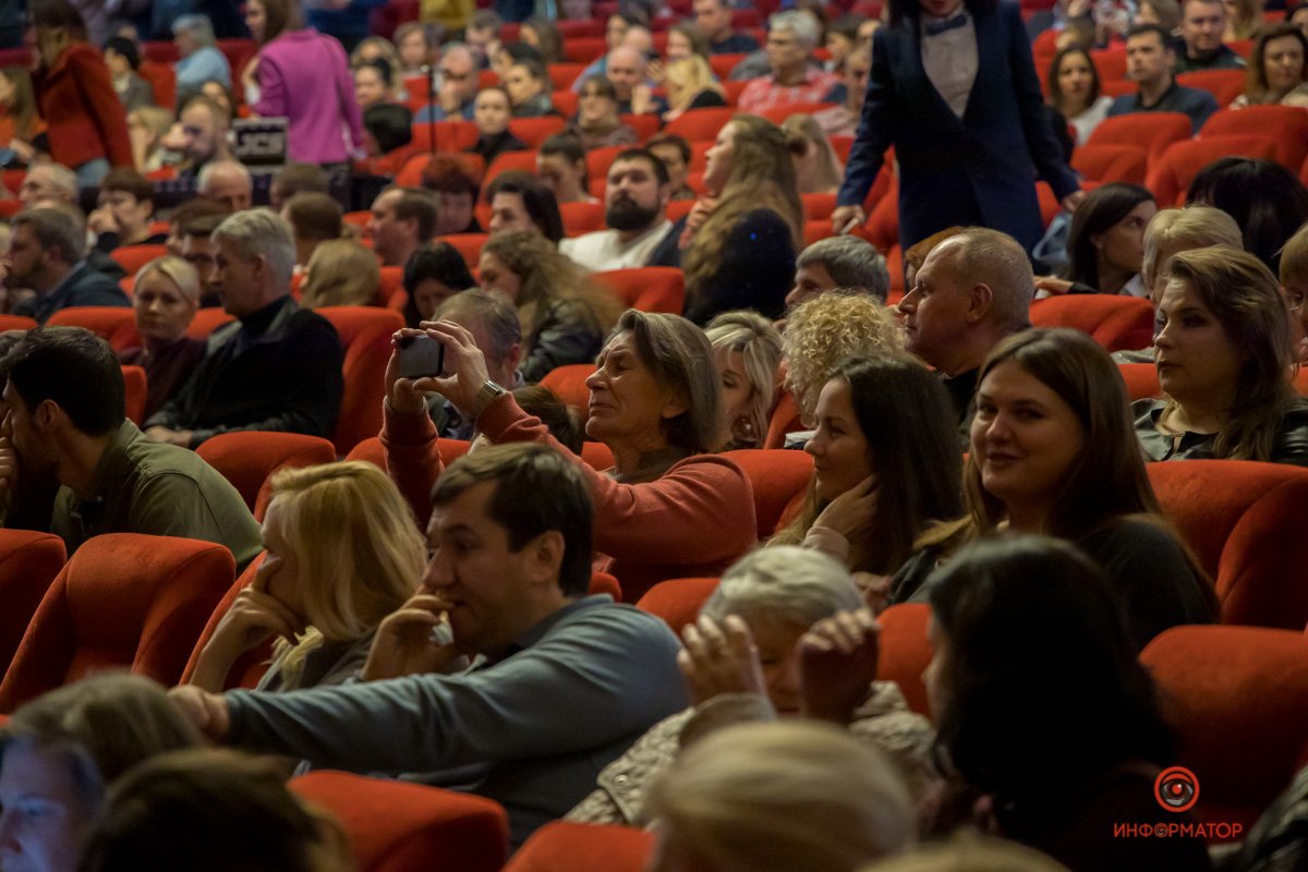 Поклонники и поклонницы звезды разного возраста Поклонники и поклонницы звезды разного возраста
