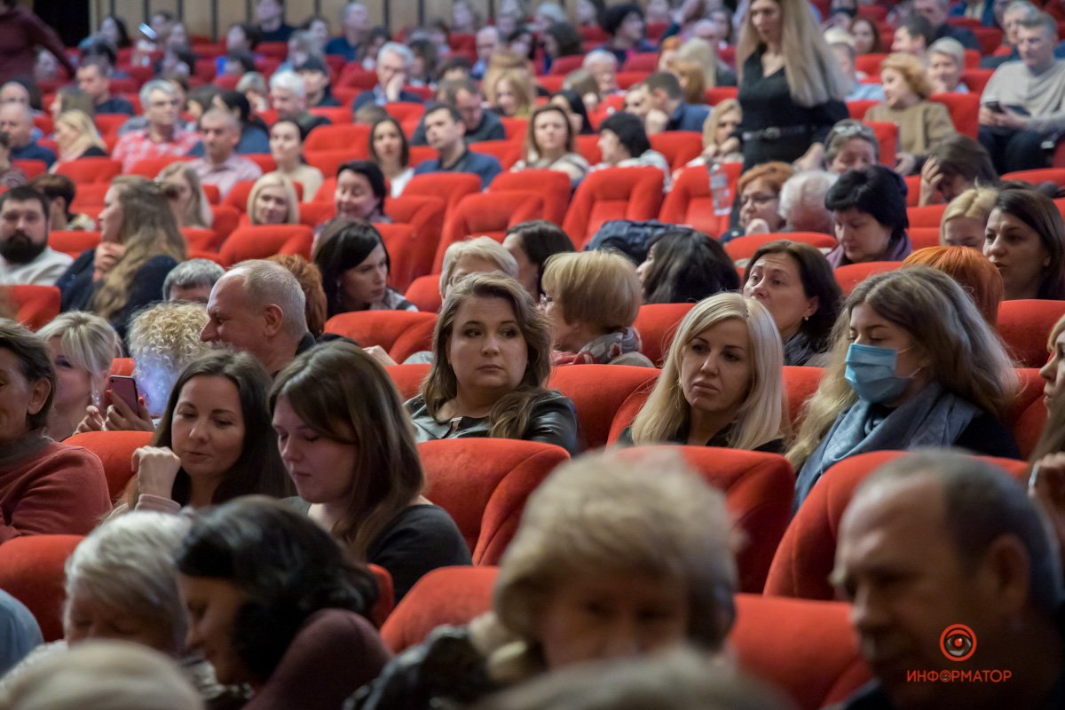 Зал постепенно наполнялся Зал постепенно наполнялся