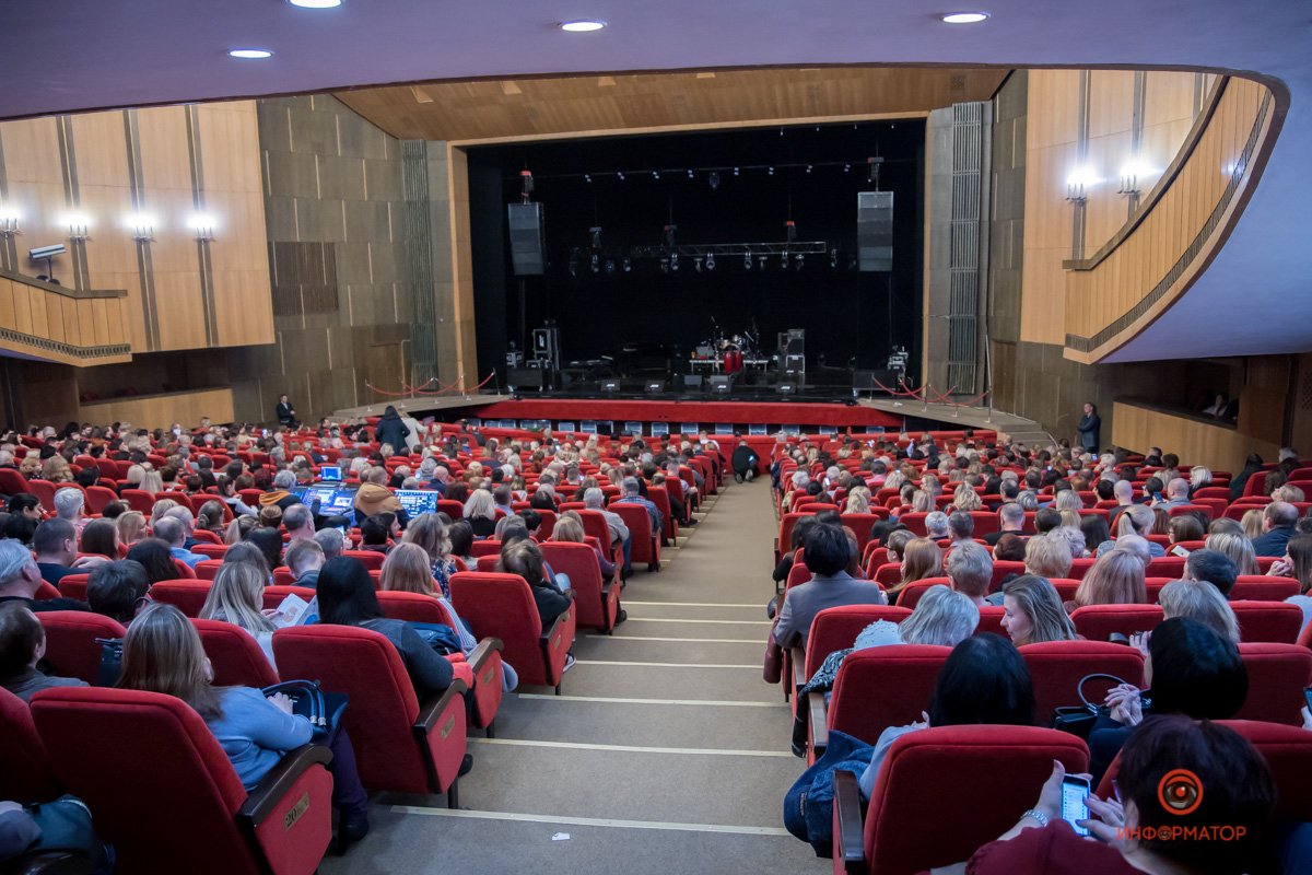 На сцене уже расставлены инструменты На сцене уже расставлены инструменты