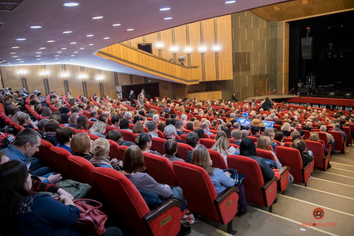 Слушатели притихли в ожидании шоу Слушатели притихли в ожидании шоу