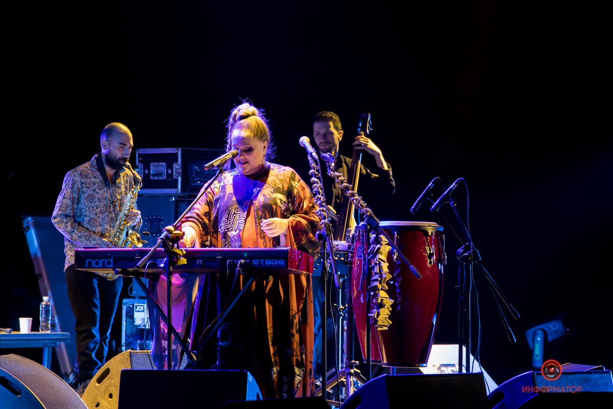 Певица продемонстрировала не только вокальные данные, но и навыки игры на музыкальных инструментах Певица продемонстрировала не только вокальные данные, но и навыки игры на музыкальных инструментах