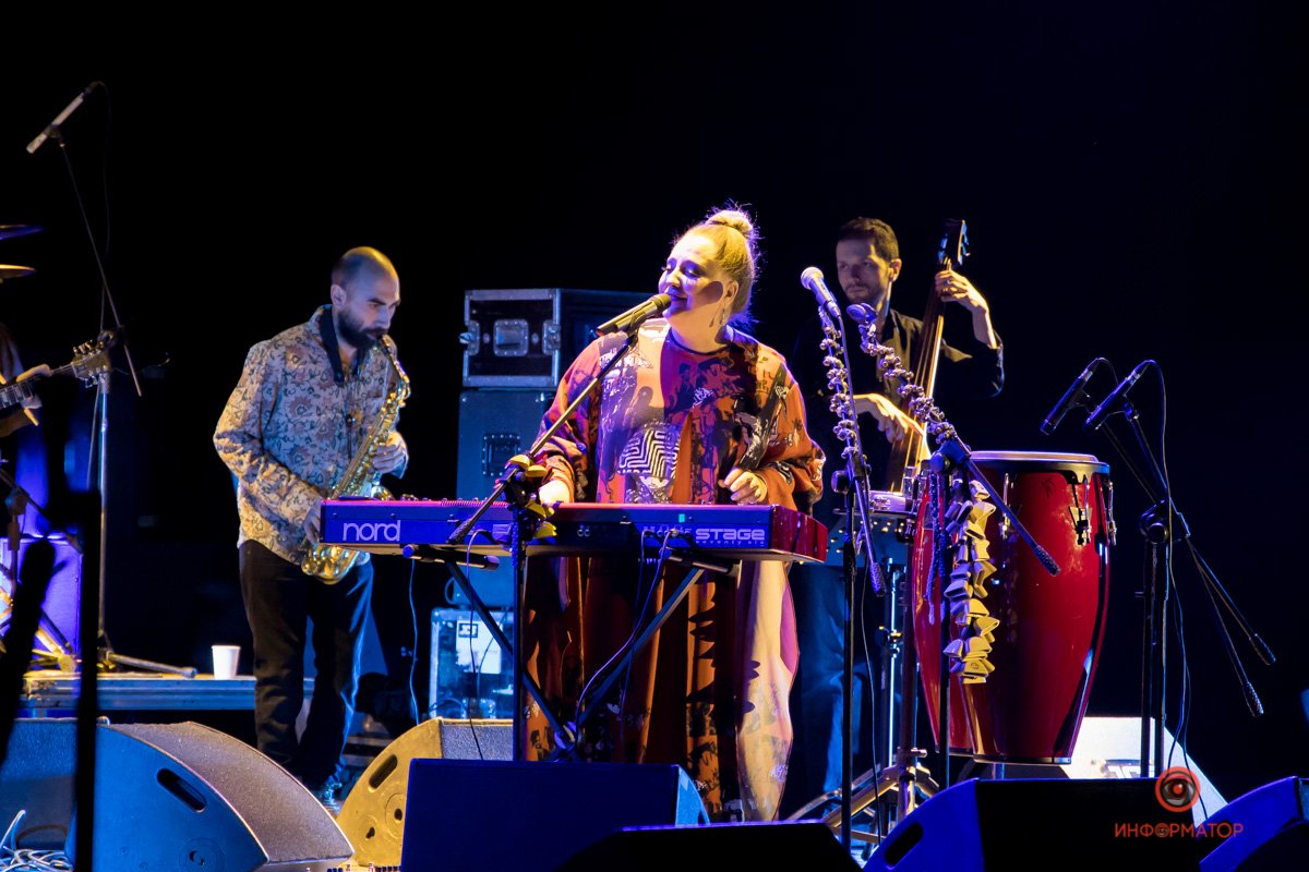 Наслаждаясь теплым приемом и музыкой Наслаждаясь теплым приемом и музыкой