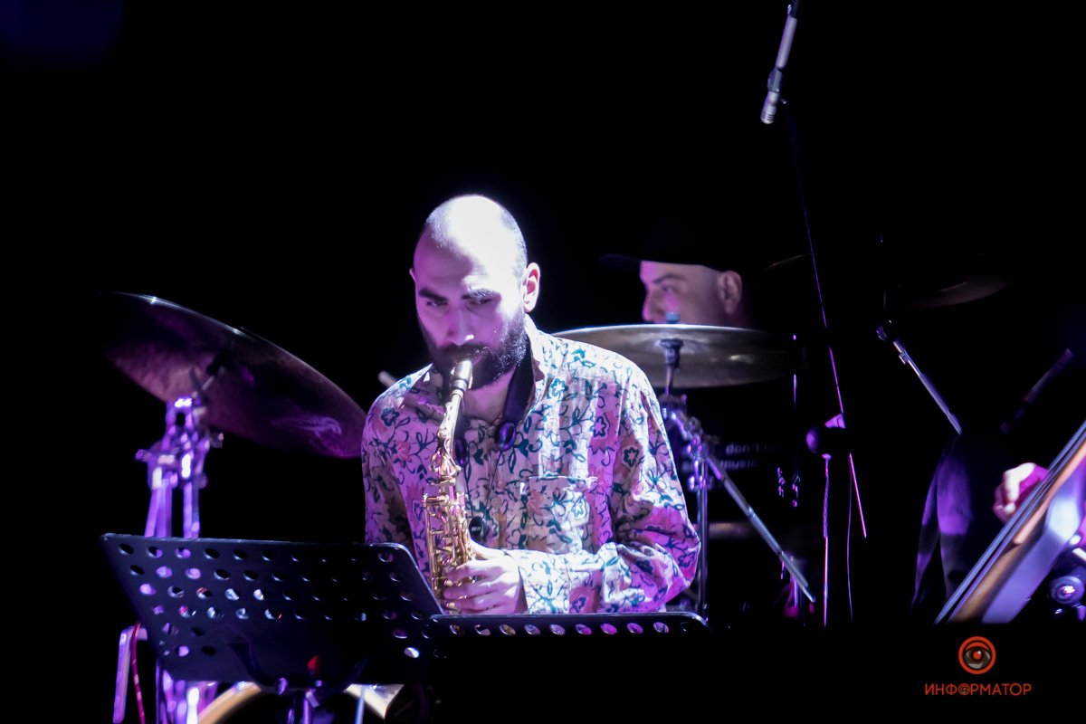 Преимущественно играл джаз Преимущественно играл джаз