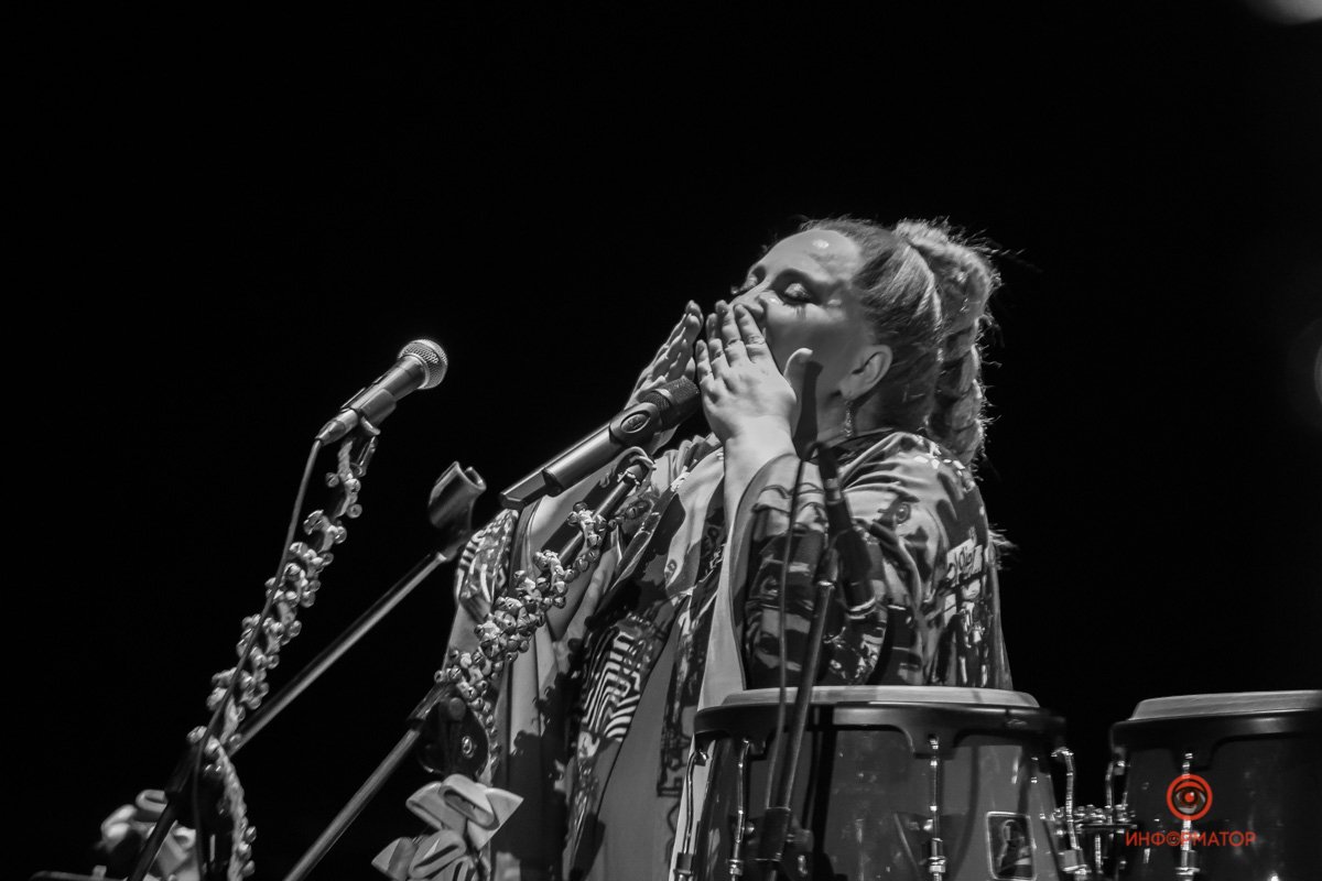 Благодарна слушателям так же, как и слушатели ей за прекрасный вечер Благодарна слушателям так же, как и слушатели ей за прекрасный вечер