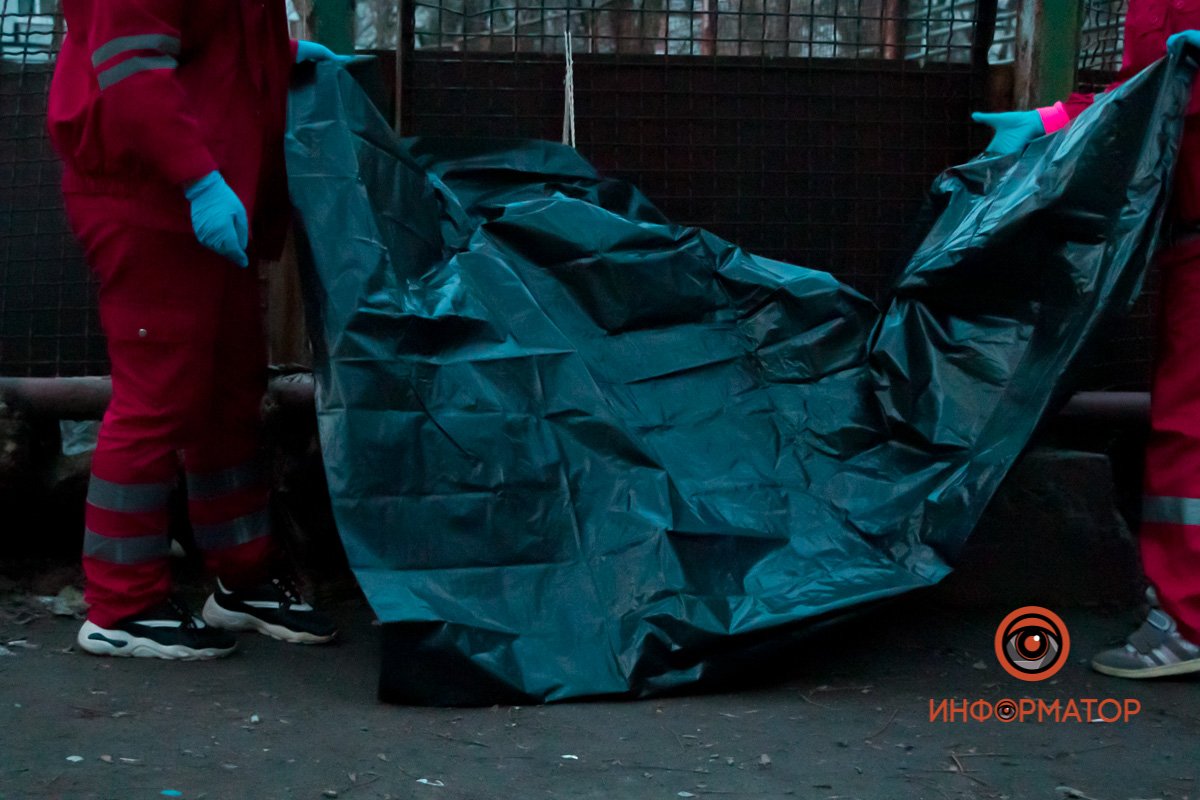 Тело нашли возле детской площадки Тело нашли возле детской площадки