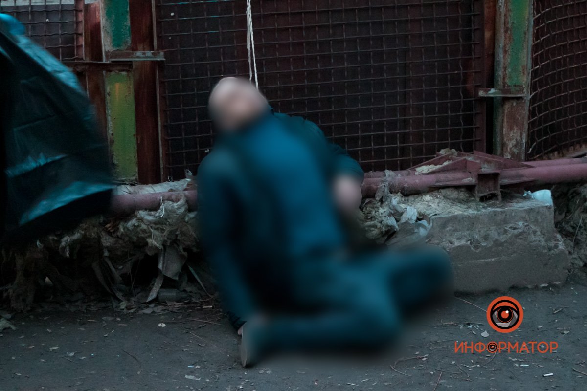 Предварительно, мужчина повесился на веревке Предварительно, мужчина повесился на веревке